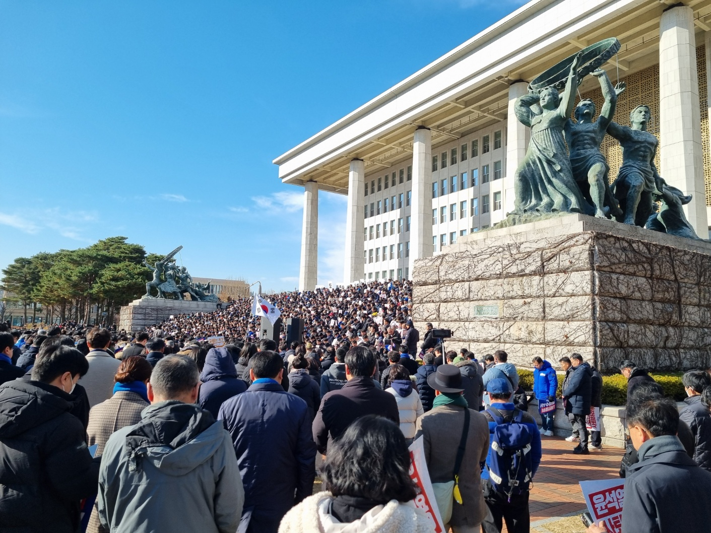 Protesters rally at the National Assembly complex in Yeouido, western Seoul, on Wednesday. [KIM MIN-YOUNG]