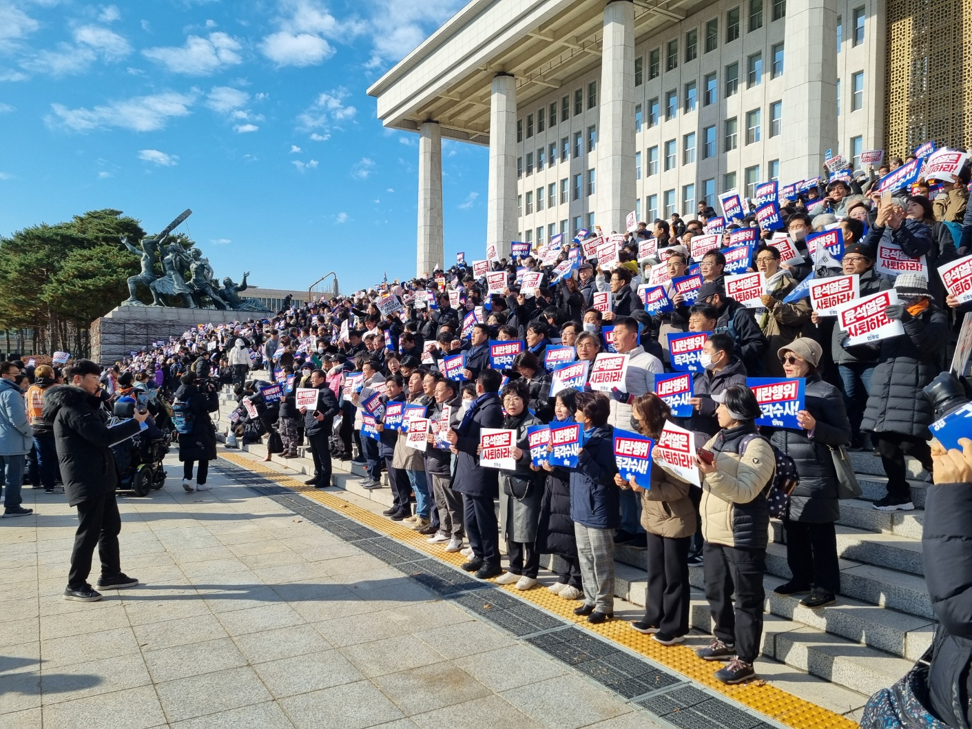 Protesters gather at the National Assembly complex in Yeouido, western Seoul, on Wednesday. [KIM MIN-YOUNG]