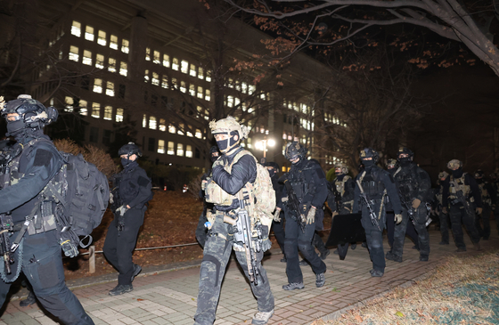Soldiers withdraw from Korea's National Assembly in the early hours of Wednesday morning after lawmakers vote to overturn President Yoon Suk Yeol's introduction of martial law in Yeouido, western Seoul.  [YONHAP]