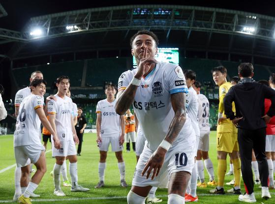FC Seoul midfielder Jesse Lingard, front, celebrates after a 5-1 win over Jeonbuk Hyundai Motors at Jeonju World Cup Stadium in Jeonju, North Jeolla on June 29. [NEWS1] 