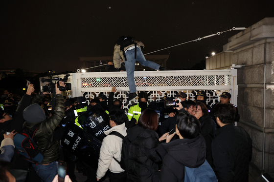 People try to enter the National Assembly as police block the entrance to the National Assembly building late Tuesday night [JOONGANG ILBO]
