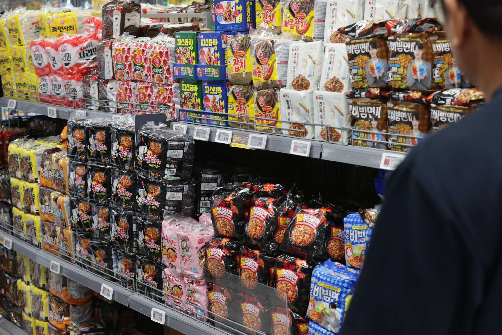 Instant noodle products are displayed at a supermarket in Seoul. [YONHAP]