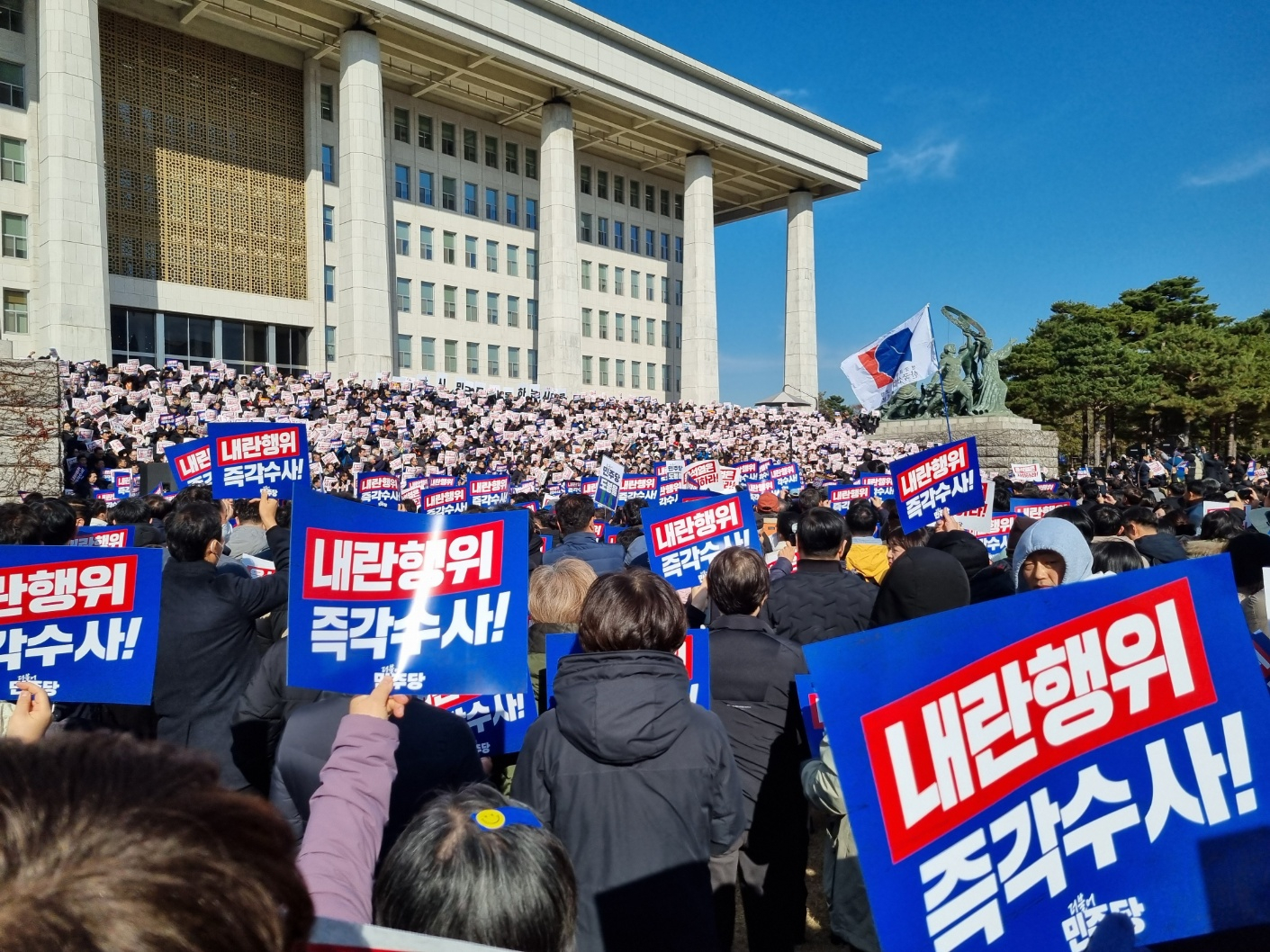 Protesters rally at the National Assembly complex in Yeouido, western Seoul, on Wednesday. [KIM MIN-YOUNG]