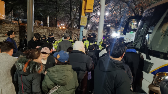 Citizens gather outside the National Assembly gates in western Seoul on Dec. 3 after President Yoon Suk Yeol declares an emergency martial law. [YOON SO-YEON]