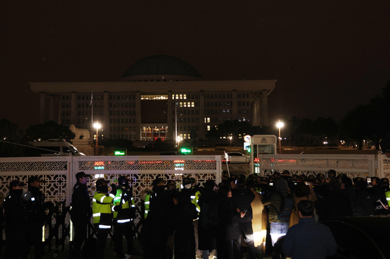 Police block the entrance to the National Assembly building in Yeouido, western Seoul, on Tuesday night after President Yoon Suk Yeol declared emergency martial law. [JOONGANG ILBO]