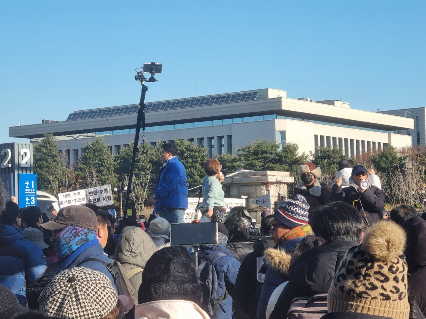 People protest in front of the National Assembly complex in Yeouido, western Seoul, on Wednesday. [KIM MIN-YOUNG]
