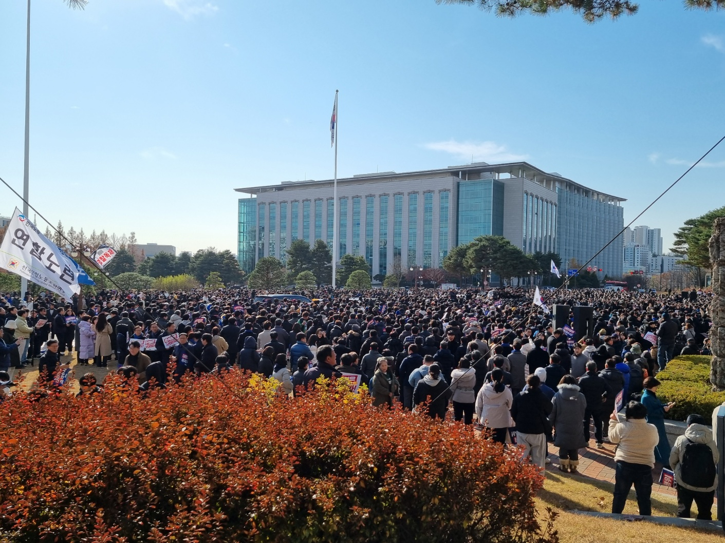 Protesters rally at the National Assembly complex in Yeouido, western Seoul, on Wednesday. [KIM MIN-YOUNG]