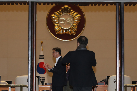 Democratic Party lawmakers gather at the National Assembly in western Seoul Tuesday night after President Yoon Suk Yeol declares martial law. [NEWS1] 