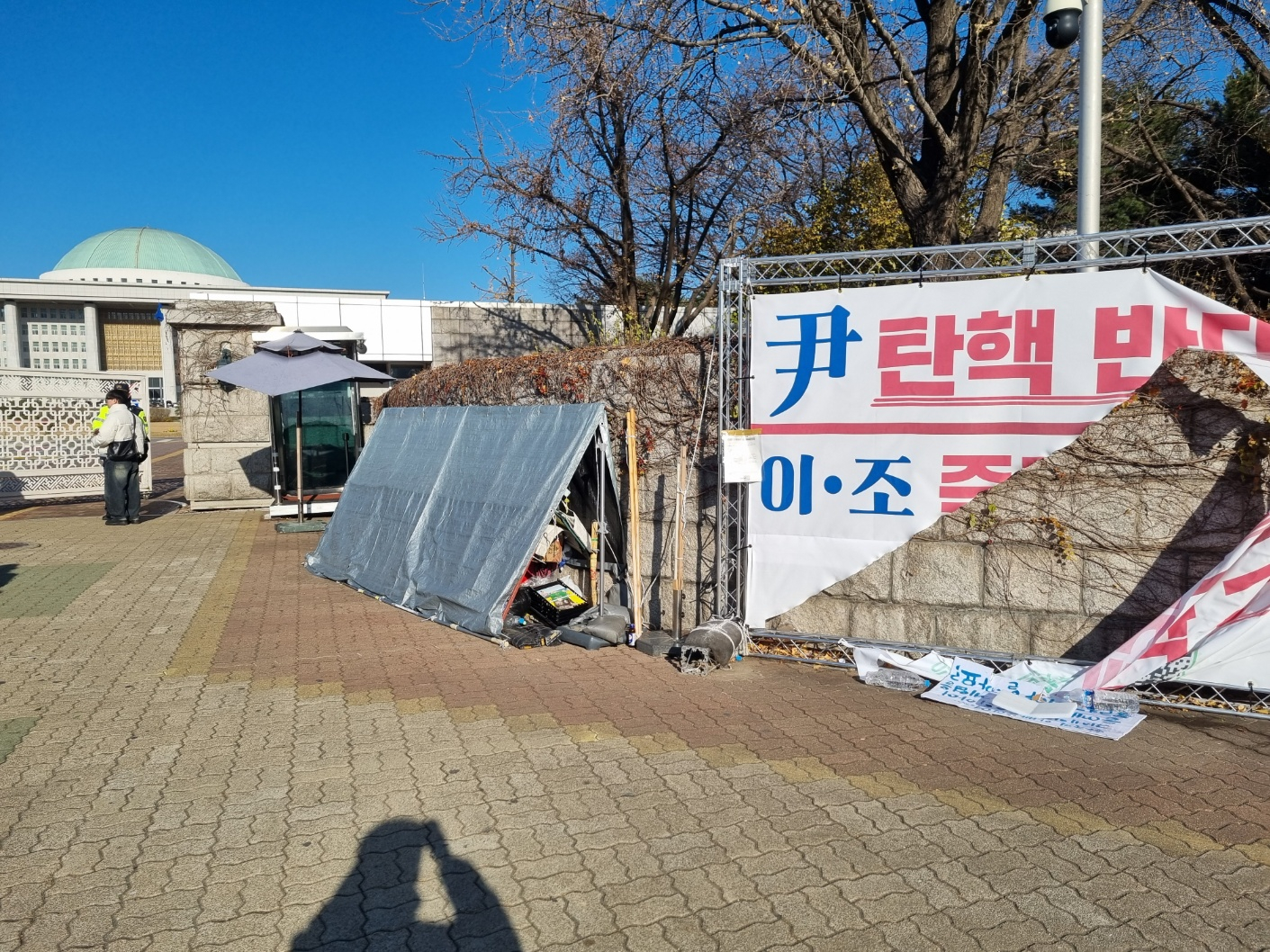 A shredded banner opposing the impeachment of President Yoon Suk Yeol flies in the wind in front of the National Assembly complex in Yeouido, western Seoul, on Wednesday. [KIM MIN-YOUNG]