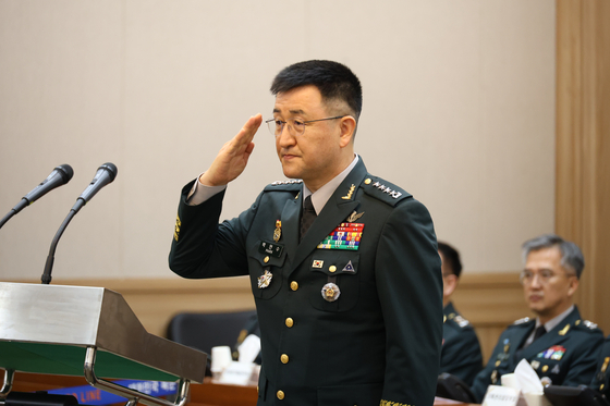 Army chief Park An-su saltues the flag during a state audit seseion on Oct. 17. [YONHAP]