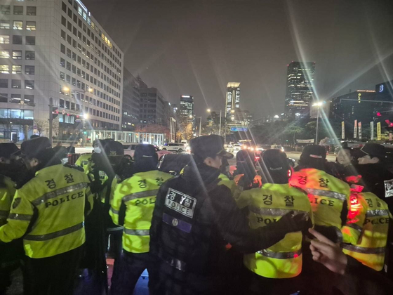 Police block the National Assembly gates on Dec. 3 after President Yoon Suk Yeol declares emergency martial law. [JOONGANG ILBO]