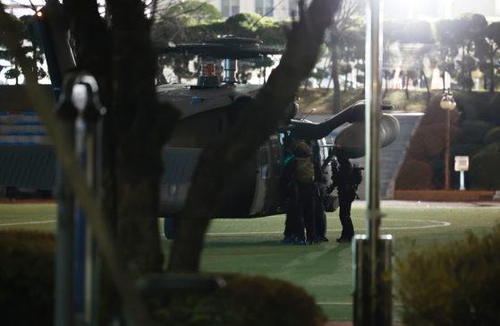 Soldiers arrive at the National Assembly in western Seoul in helicopters around midnight Wednesday after President Yoon Suk Yeol declared emergency martial law. [YONHAP]