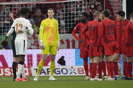 Bayern Munich goalkeeper Manuel Neuer, second from left, leaves the pitch after receiving a red card during a DFB-Pokal Cup round of 16 match against Bayer 04 Leverkusen at Allianz Arena in Munich, Germany on Tuesday. [AP/YONHAP] 