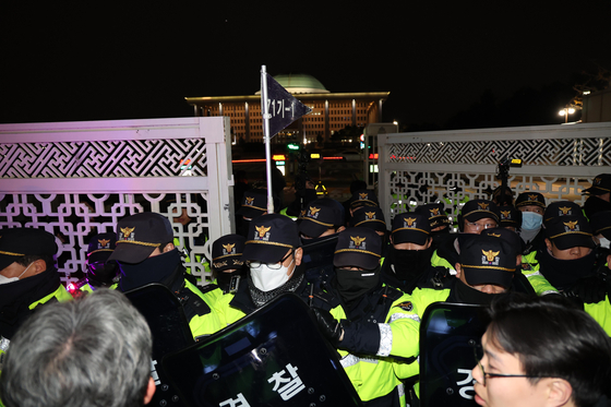 Police block the entrace to the National Assembly building after President Yoon Suk Yeol declares emergency martial law late Tuesday. [JOONGANG ILBO]