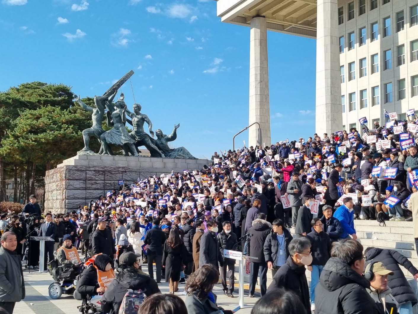 Protesters rally at the National Assembly complex in Yeouido, western Seoul, on Wednesday. [KIM MIN-YOUNG]