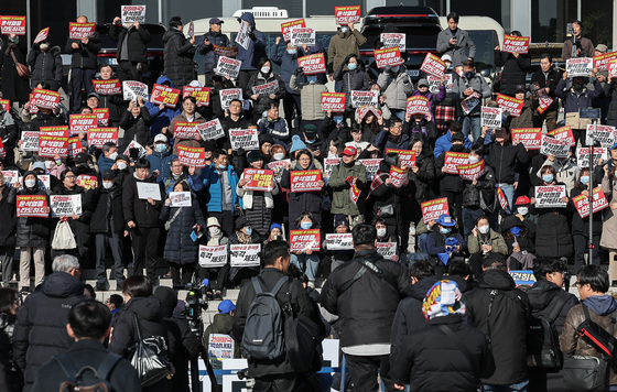 People chant slogans ahead of the emergency session of the National Assembly scheduled to be hosted by the Democratic Party of Korea on the steps of the National Assembly in Yeouido, western Seoul on Wednesday. [NEWS1]