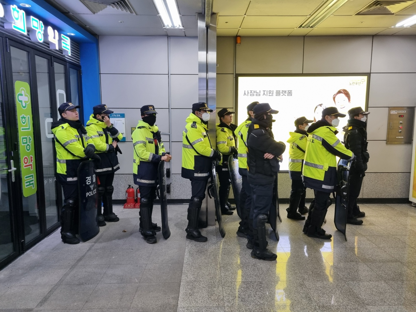 Riot police stand at the ready at the National Assembly station in Yeouido, western Seoul, on Wednesday. [KIM MIN-YOUNG]