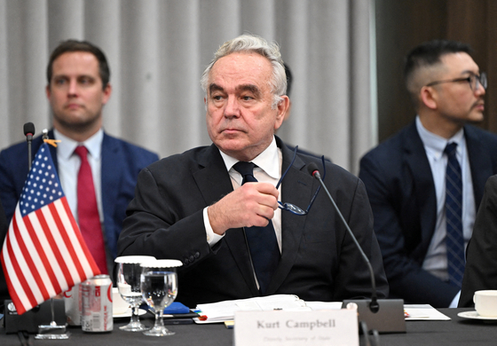 United States Deputy Secretary of State Kurt Campbell attends a trilateral meeting with South Korea's First Vice Foreign Minister Kim Hong-kyun and Japan's Vice Foreign Minister Masataka Okano at the Foreign Ministry buidling in Seoul on Oct. 16. [REUTERS/YONHAP]