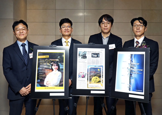 Korea JoongAng Daily Chief Operating Officer Kweon Hyuk-joo takes a photo with the awardees of its annual Advertising Awards, from second from left, Park Jin-young, chief public relation officer at the KB Financial Group, Kim Cheol-woong, head of Wonju City Government's strategic public relations team, and Song Eun-gyun, general manager at the public relations planning and corporate communication bureau at Korea Hydro & Nuclear Power, at the ceremony held at Westin Josun Seoul in central Seoul on Thursday. [PARK SANG-MOON]
