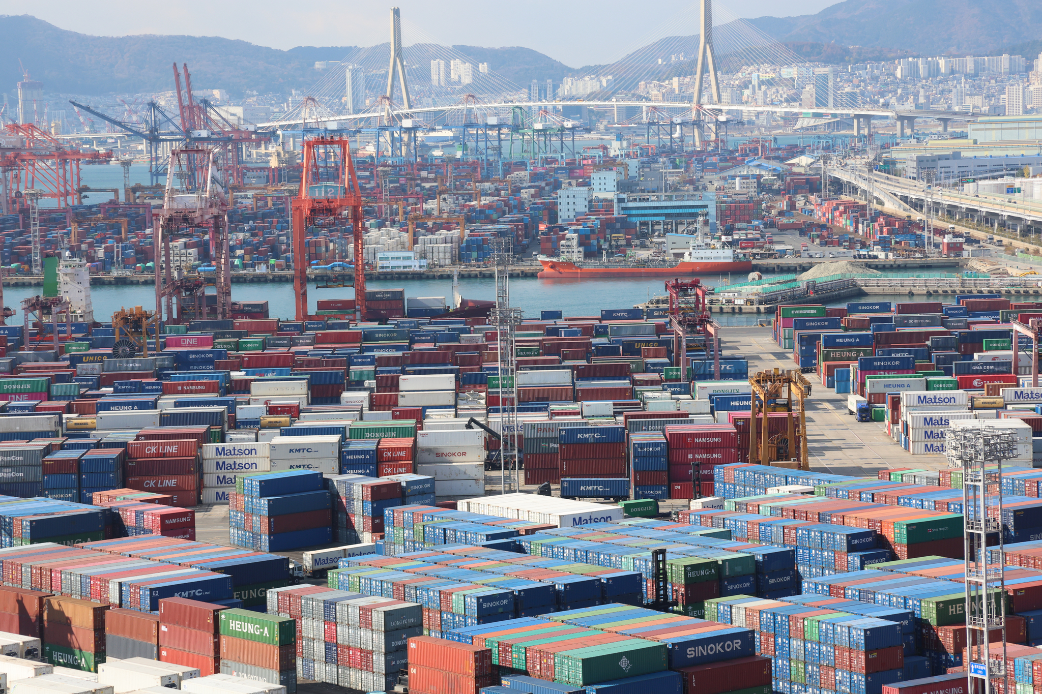 Containers are stacked at a port in Korea's southeastern city of Busan. [YONHAP]
