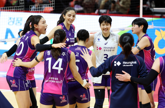 The Heungkuk Life Insurance Pink Spiders celebrate after a 3-0 win over the Gwangju Pepper Savings Bank AI Peppers at Pepper Stadium in Gwangju on Sunday. [YONHAP] 