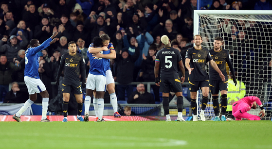 Wolverhapton Wanderers, in black, react during a Premier League match against Everton at Goodison Park in Liverpool, England on Wednesday. [REUTERS/YONHAP]