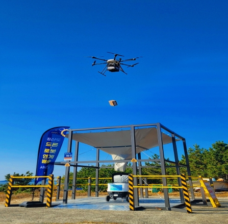 The Ministry of the Interior and Safety announced that it had held a demonstration of a drone-linked robot delivery service on Wonsan Island in Boryeong, South Chungcheong, on Thursday. [MINISTRY OF THE INTERIOR AND SAFETY]