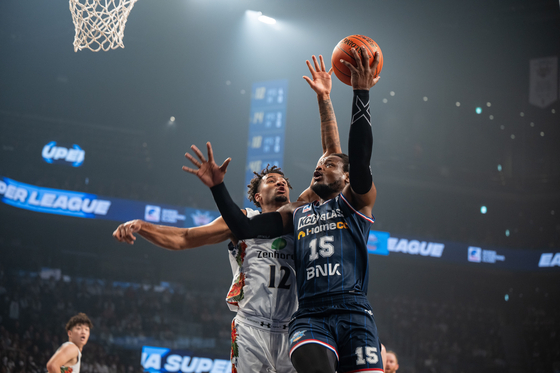 Busan KCC Egis power forward Deonte Burton, right, in action during an East Asia Super League game against the Ryukyu Golden Kings at Okinawa Arena in Japan on Wednesday. [EASL]