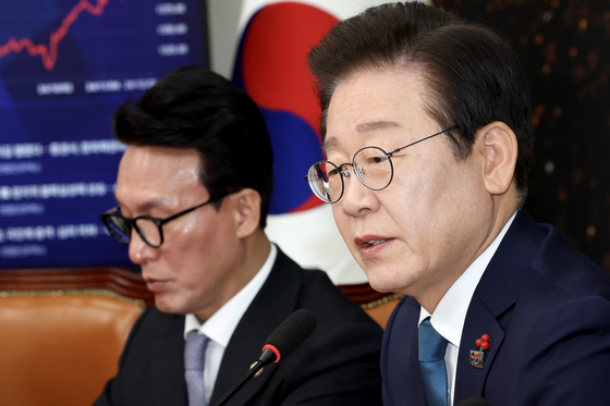 The liberal Democratic Party leader Lee Jae-myung speaks during a Supreme Council meeting on Thursday at the National Assembly in western Seoul. [JEON MIN-GYU]