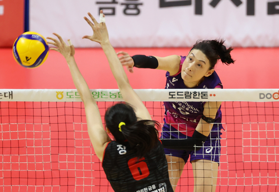 Heungkuk Life Insurance Pink Spiders outside hitter Kim Yeon-koung, right, attacks during a V League game against the Gwangju Pepper Savings Bank AI Peppers at Pepper Stadium in Gwangju on Sunday. [YONHAP]
