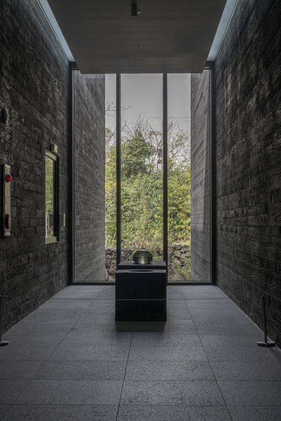 The inside of the Kim Tschang-Yeul Art Museum in Jeoji Artists' Village on Jeju Island. Here shows a glass water droplet sculpture by Kim Tschang-yeul, titled ″Ceremony″ (1993). [KIM TSCHANG-YEUL ART MUSEUM]