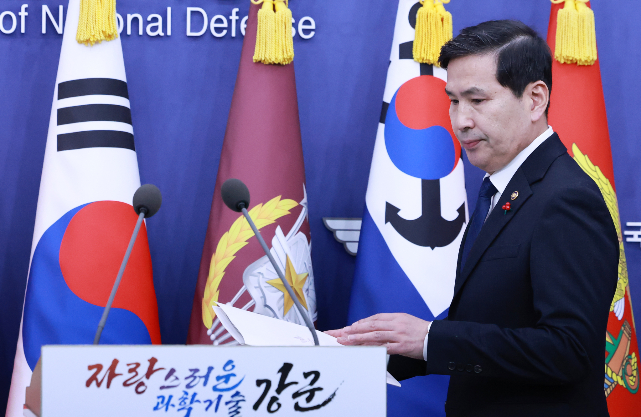 Deputy Defense Minister and acting Defense Minister Kim Seon-ho steps toward a podium during a press briefing in central Seoul on Friday. [YONHAP] 
