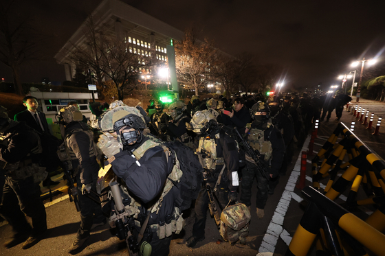 Soldiers withdraw from Korea's National Assembly in the early hours of Wednesday morning after lawmakers vote to overturn President Yoon Suk Yeol's introduction of martial law in Yeouido, western Seoul. [NEWS1] 