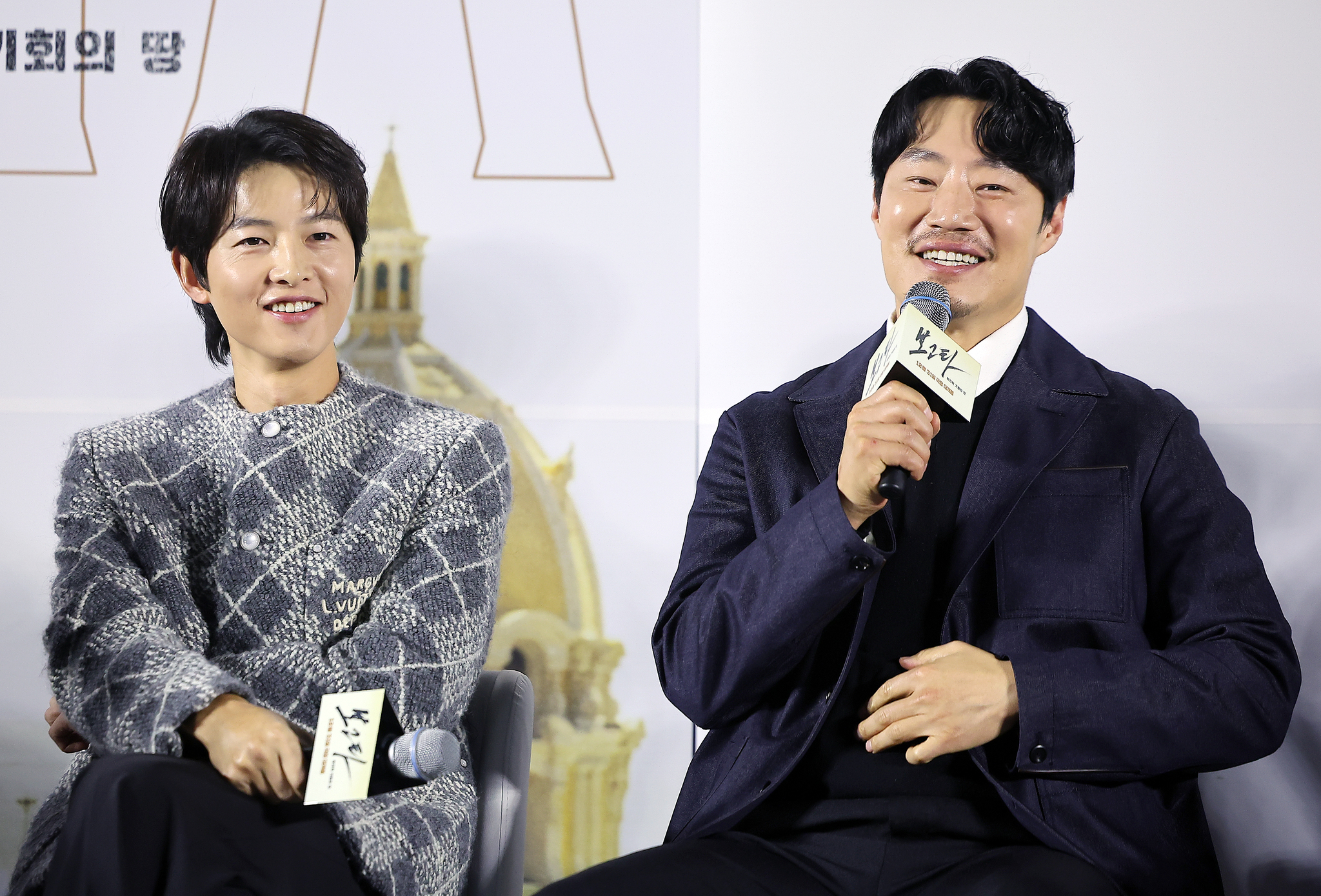 Actor Lee Hee-jun, right, speaks alongside actor Song Joong-ki during a press conference for ″Bogotá: City of the Lost″ held in Gangnam District, southern Seoul, on Friday. [NEWS1]