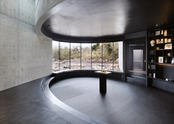 The inside of the Itami Jun Museum in Jeoji Artists' Village on Jeju Island [KIM YONG-KWAN]