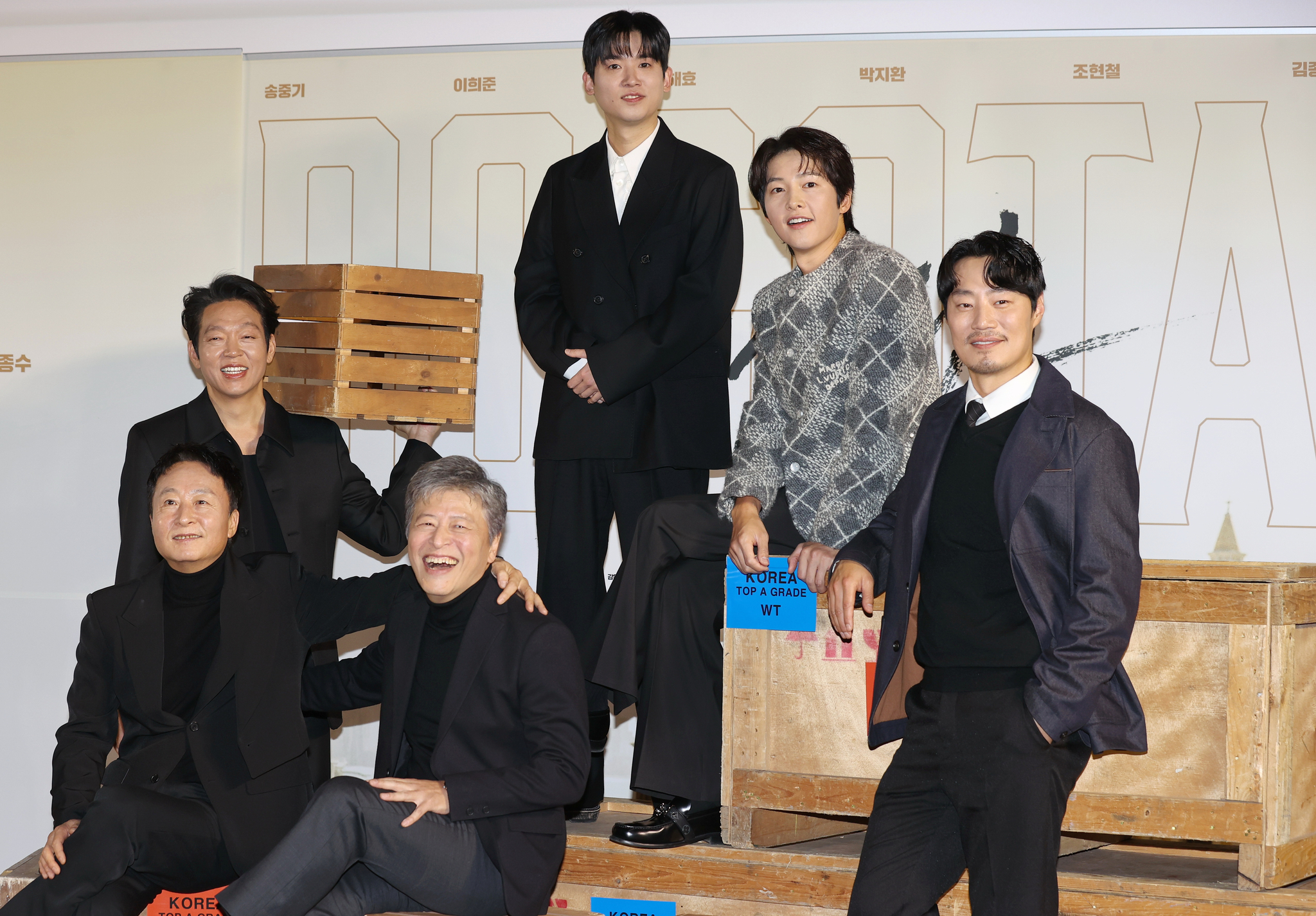 The cast of film ″Bogotá: City of the Lost″ pose for photos during the film's press conference held in Gangnam District, southern Seoul, on Friday. From left are: actors Kim Jong-soo, Park Ji-hwan, Kwon Hae-hyo, Cho Hyun-chul, Song Joong-ki and Lee Hee-jun. [YONHAP]