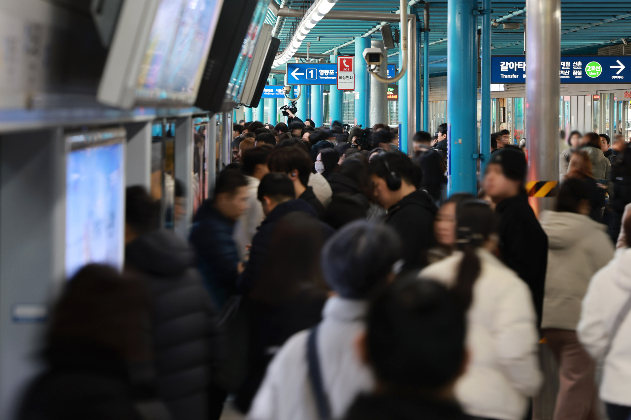 Passengers crowd a platform at Sindorim Station in southwestern Seoul on Thursday. [YONHAP]