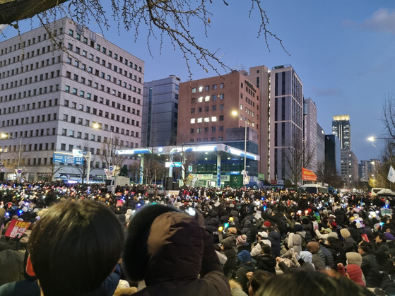 Protesters rally in front of the National Assembly complex in Yeouido, western Seoul, on Saturday. [KIM MIN-YOUNG]