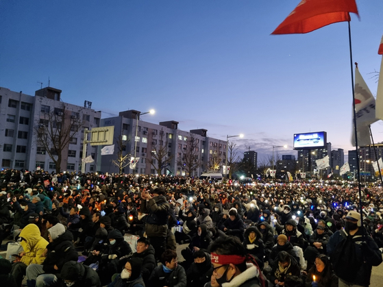 Protesters rally in front of the National Assembly complex in Yeouido, western Seoul, on Saturday. [KIM MIN-YOUNG]