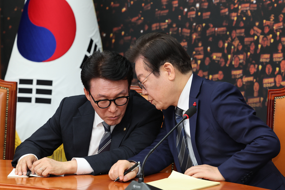 Democratic Party (DP) chief Lee Jae-myung speaks with party members at the National Assembly Saturday morning after President Yoon Suk Yeol's public address, hours ahead of a parliamentary vote on an impeachment motion against the president. [YONHAP] 