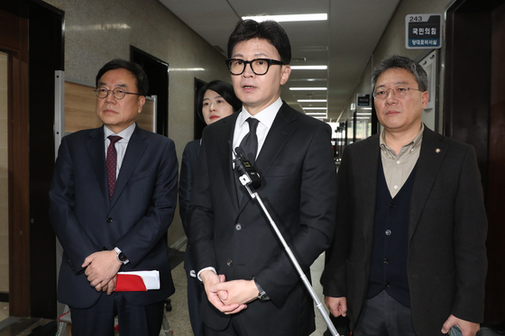 People Power Party (PPP) leader Han Dong-hoon speaks to reporters at the National Assembly in Yeouido, western Seoul, on Saturday after President Yoon Suk Yeol's public address. [NEWS1] 