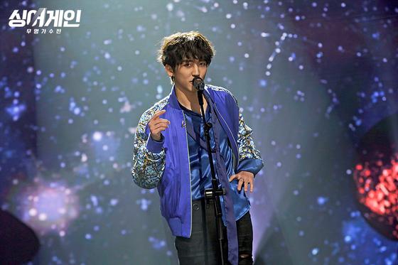 Singer-songwriter Lee Seung-yoon sings as a contestant on JTBC's vocal competition show "Sing Again" (2021). On Saturday, he denounced President Yoon Suk Yeol's actions surrounding the martial law turmoil through his social media. [JTBC]