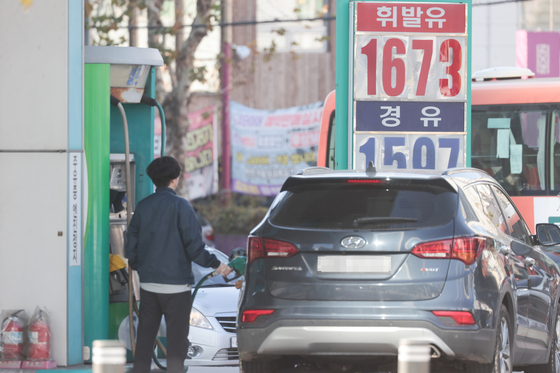Gasoline prices are displayed at a gas station in Seoul on Sunday. [YONHAP]