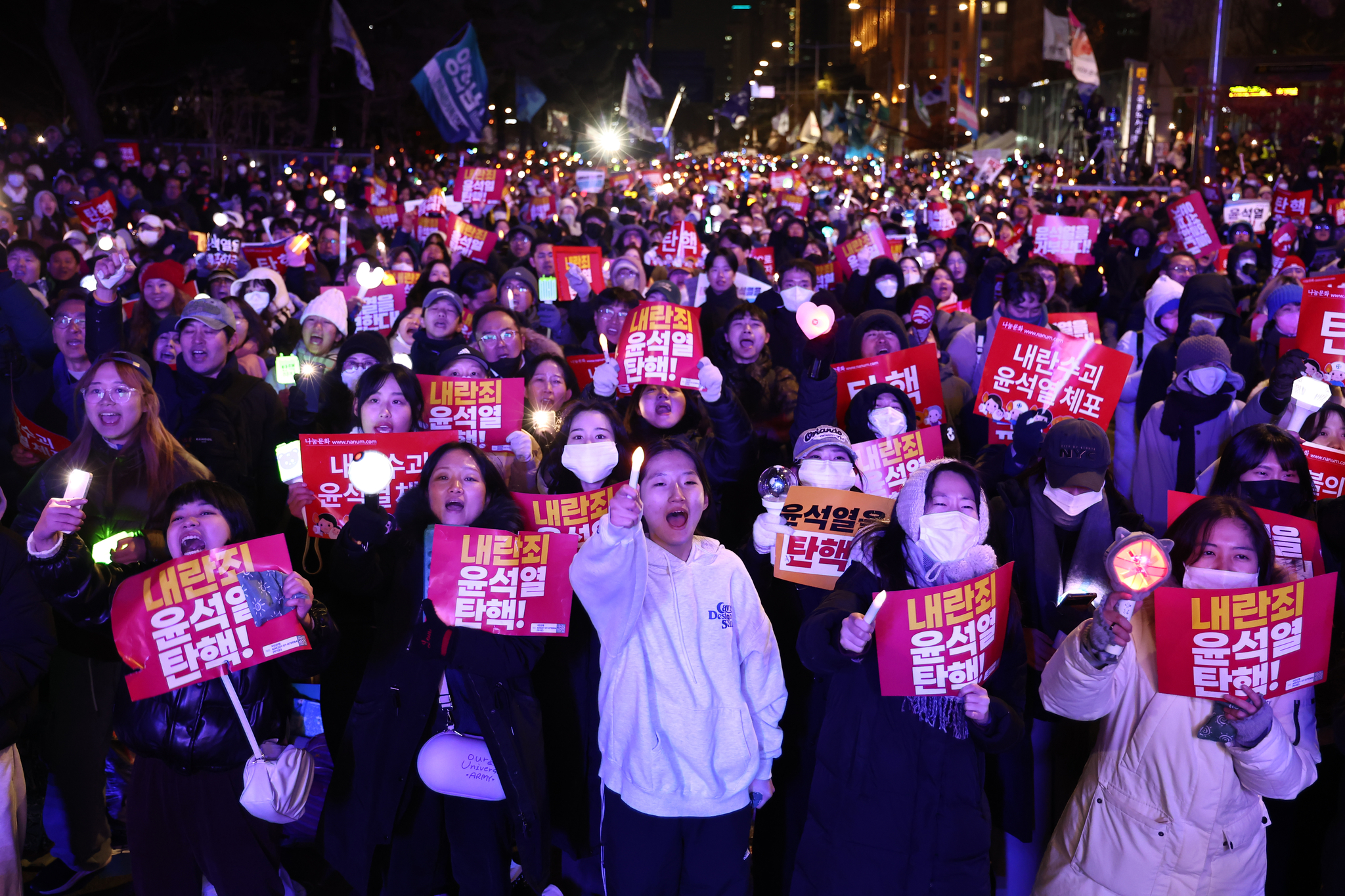 Protesters wave K-pop light sticks during a rally calling for President Yoon Suk Yeol's impeachment in Yeouido, Seoul, on Saturday. [JOONGANG ILBO]