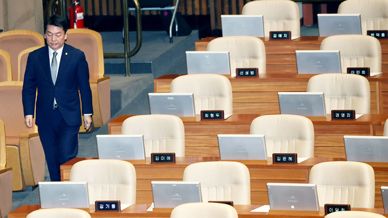 People Power Party Rep. Ahn Cheol-soo heads into the main chamber of the National Assembly to vote on the impeachment bill against President Yoon Suk Yeol on Saturday.[YONHAP]