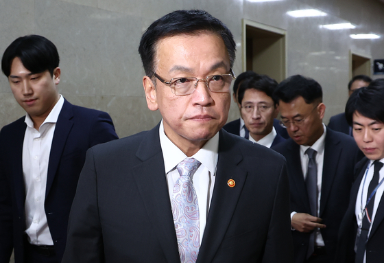 Finance Minister Choi Sang-mok heads to the National Assembly Speaker's Office to meet with National Assembly Speaker Woo Won-sik. [YONHAP]