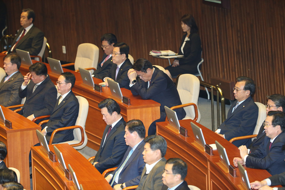 Lee Jung-hyun, leader of the conservative Saenuri Party and his colleagues sit at the National Assembly during a plenary session when an impeachment motion to oust then-President Park Geun-hye was introduced on Dec. 9 in 2016. [JOINT PRESS CORPS]