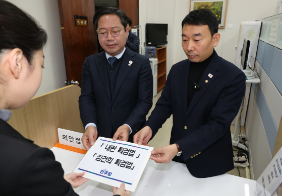Democratic Party Rep. Kim Seung-won and Rep. Kim Yong-min present two special counsel probe bills to investigate President Yoon Suk Yeol for treason charges and first lady Kim Keon Hee at the National Assembly in Yeouido, western Seoul, on Monday. [JOINT PRESS CORPS]