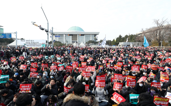 Protesters call for the passage of the impeachment motion against President Yoon Suk Yeol in front of the National Assembly in western Seoul on Saturday. [NEWS1]