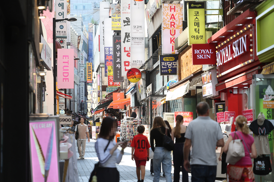 A street in Myeong-dong, central Seoul, on Sept. 30 [YONHAP]